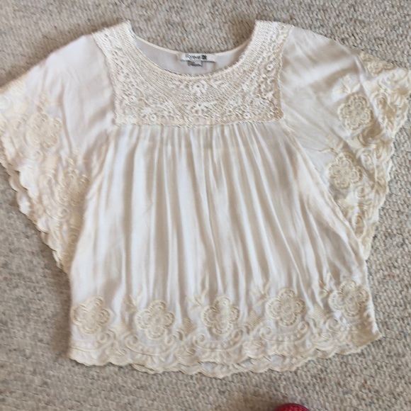 Forever 21 Tops - Creamy Angel Wing top with embroidery and lace
